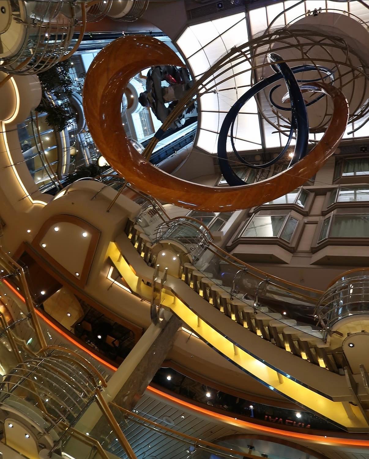 Escultura em espiral no átrio de um navio